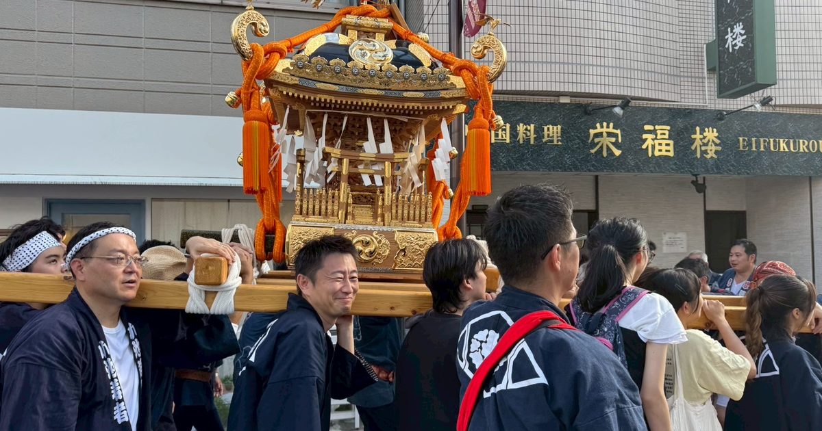 例大祭で小池若者組合のお神輿を担ぐ担ぎ手の皆さん