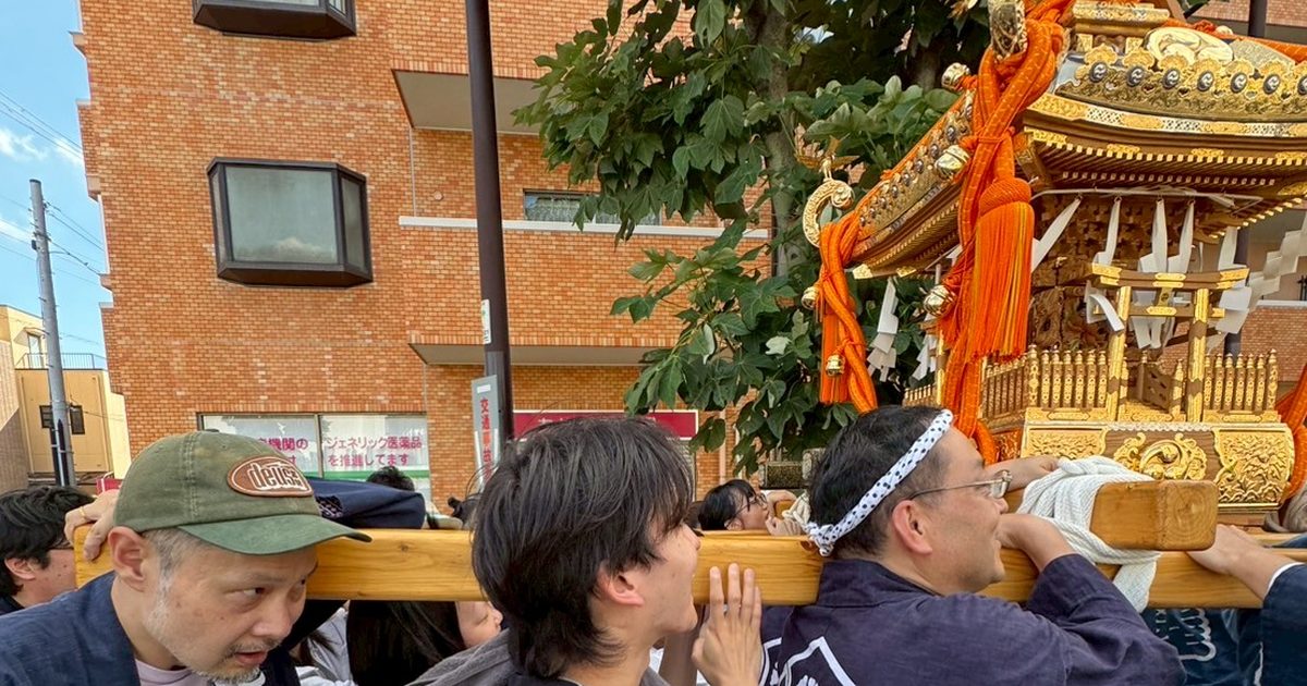 例大祭でお神輿を担ぐ小池の皆さん