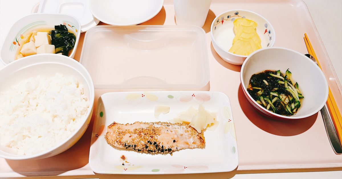 トレーに並んだ食事