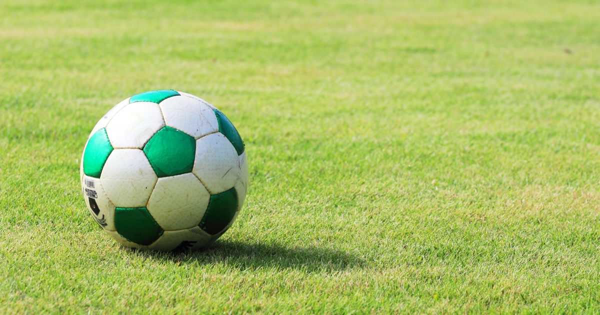 芝生の上のサッカーボール