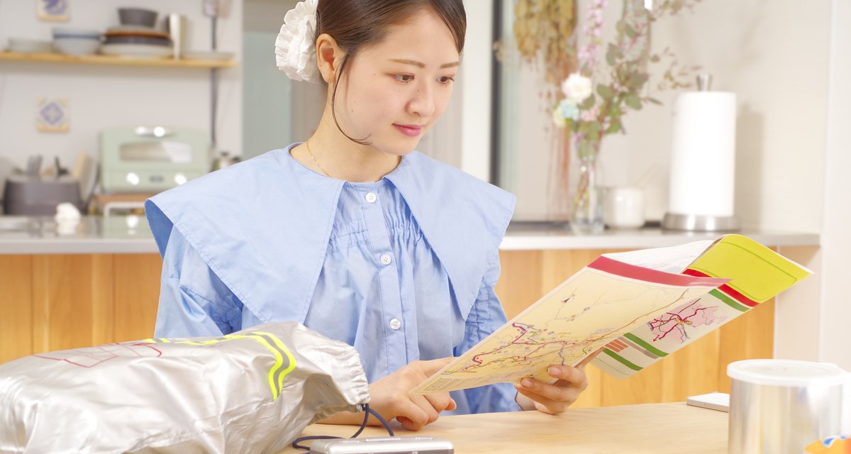 ハザードマップを確認する女性