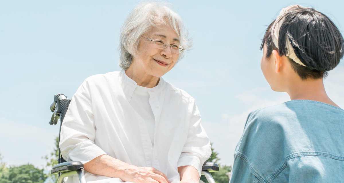 祖母と話す子ども
